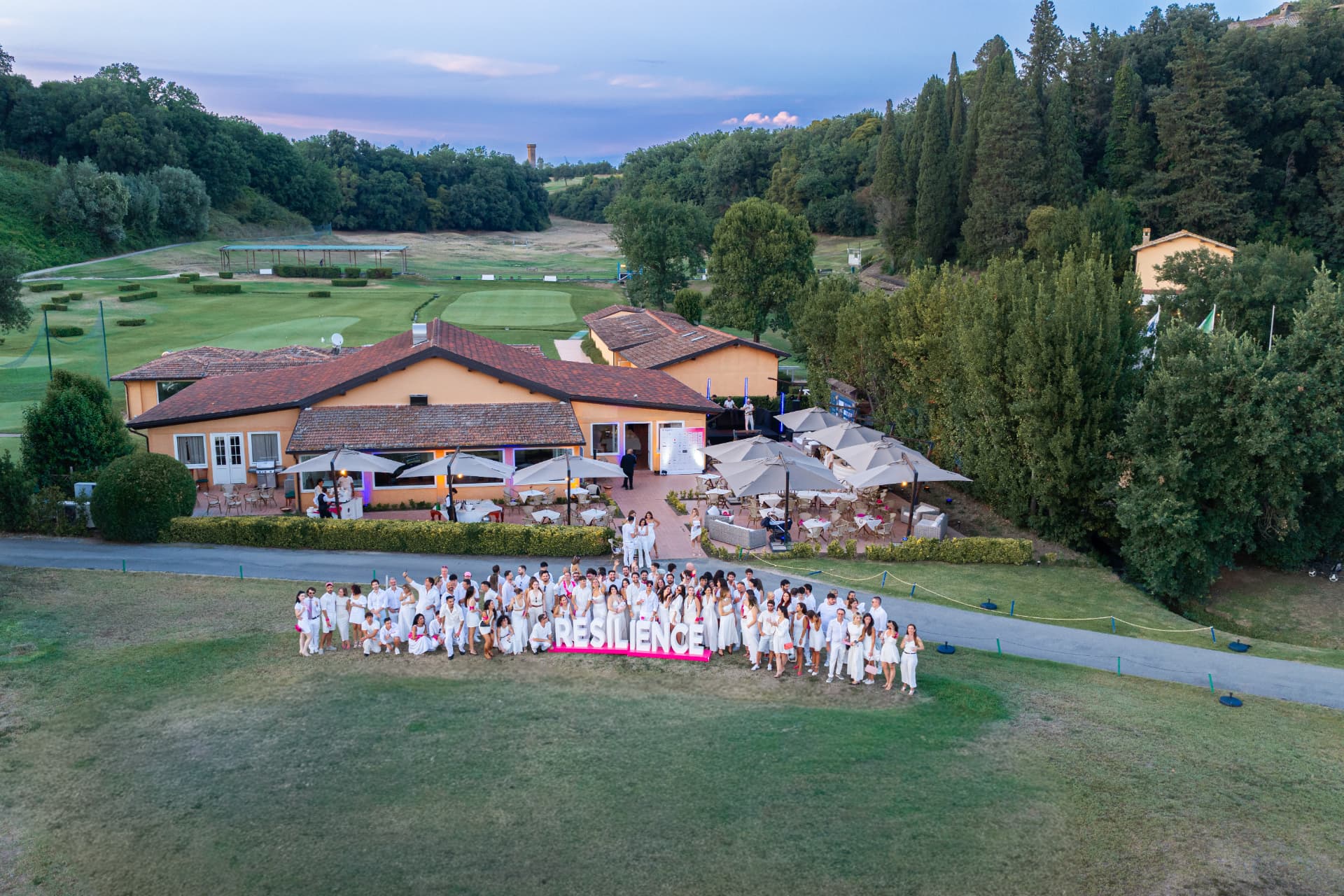 Il team Resilience riunito al white party